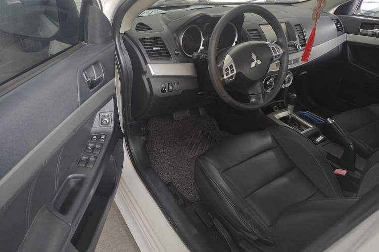 Used Mitsubishi Lancer EX 2015 1.8L CVT ZhiShang Edition China IV Standard Interior 2