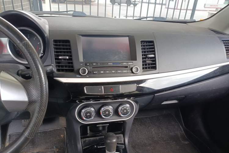 Used Mitsubishi Lancer EX 2016 1.8L CVT Black-and-White Retro Edition Audio And AC Panel