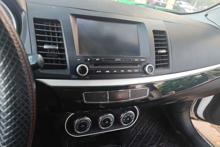 Used Mitsubishi Lancer EX 2016 1.8L CVT Black-and-White Retro Edition Audio And AC Panel