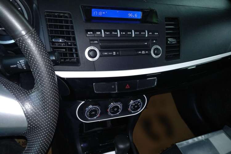 Used Mitsubishi Lancer EX 2016 1.8L CVT Black-and-White Retro Edition Audio And AC Panel