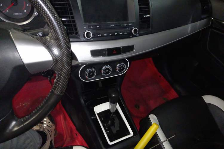 Used Mitsubishi Lancer EX 2016 1.8L CVT Black-and-White Retro Edition Audio And AC Panel