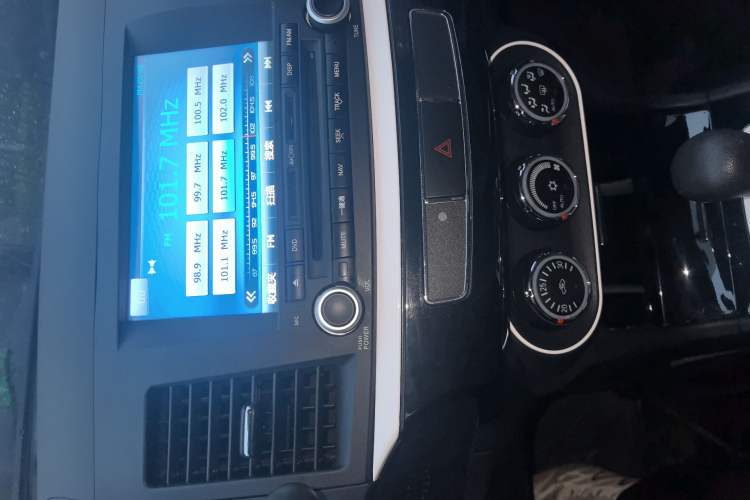 Used Mitsubishi Lancer EX 2016 1.8L CVT Black-and-White Retro Edition Audio And AC Panel
