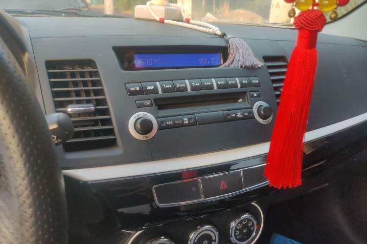 Used Mitsubishi Lancer EX 2016 1.8L CVT Black-and-White Retro Edition Audio And AC Panel