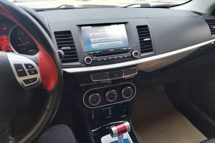 Used Mitsubishi Lancer EX 2016 1.8L CVT Black-and-White Retro Edition Audio And AC Panel