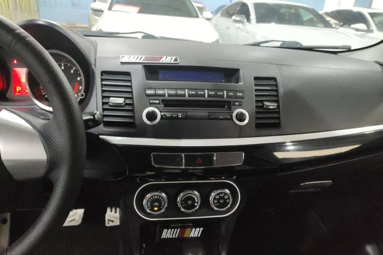 Used Mitsubishi Lancer EX 2016 1.8L CVT Black-and-White Retro Edition Audio And AC Panel