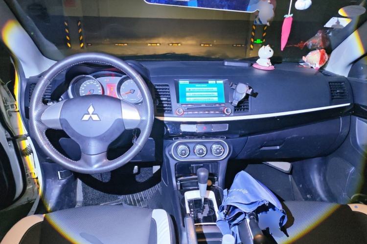 Used Mitsubishi Lancer EX 2016 1.8L CVT Black-and-White Retro Edition Center Console