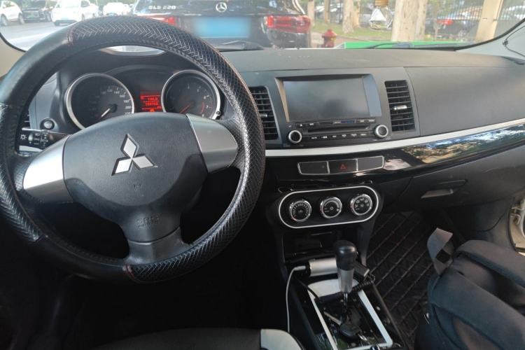Used Mitsubishi Lancer EX 2016 1.8L CVT Black-and-White Retro Edition Center Console