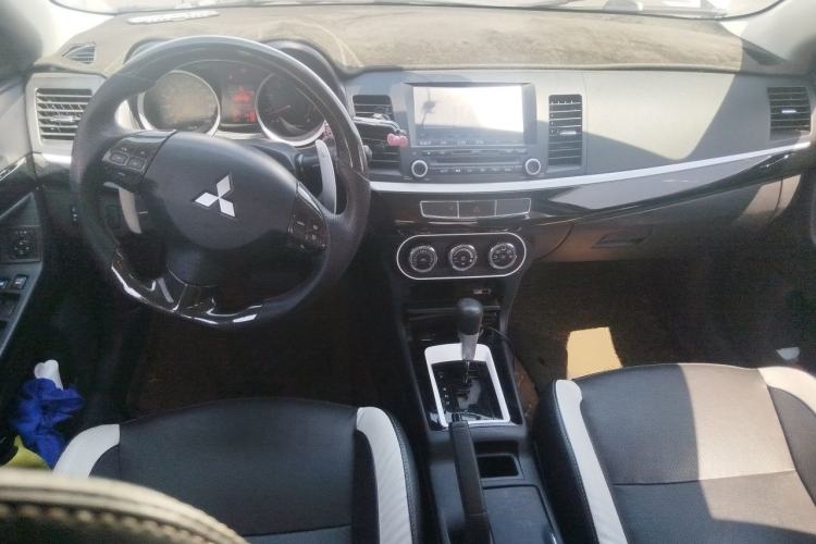 Used Mitsubishi Lancer EX 2016 1.8L CVT Black-and-White Retro Edition Center Console