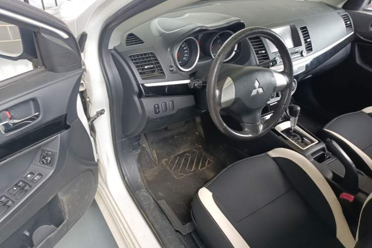 Used Mitsubishi Lancer EX 2016 1.8L CVT Black-and-White Retro Edition Driver Seat