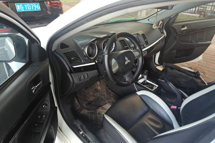 Used Mitsubishi Lancer EX 2016 1.8L CVT Black-and-White Retro Edition Driver Seat
