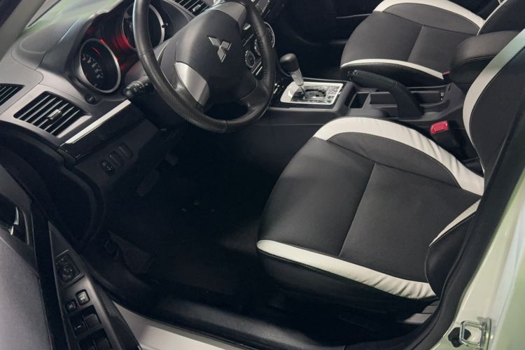 Used Mitsubishi Lancer EX 2016 1.8L CVT Black-and-White Retro Edition Driver Seat