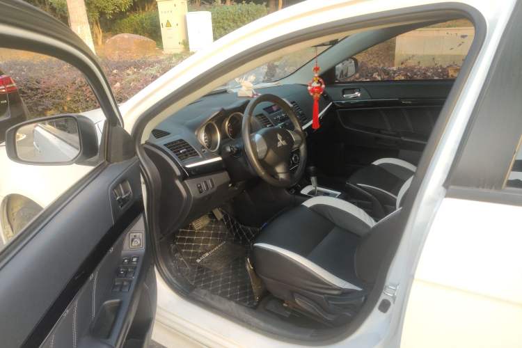 Used Mitsubishi Lancer EX 2016 1.8L CVT Black-and-White Retro Edition Driver Seat