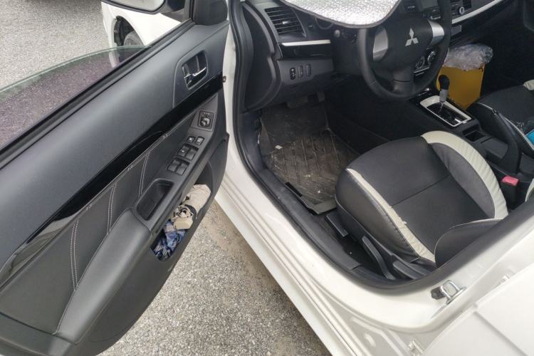 Used Mitsubishi Lancer EX 2016 1.8L CVT Black-and-White Retro Edition Driver Seat