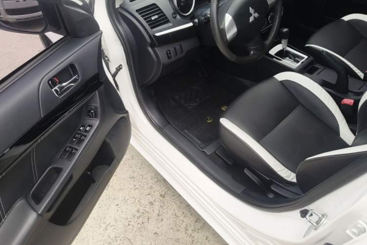 Used Mitsubishi Lancer EX 2016 1.8L CVT Black-and-White Retro Edition Driver Seat