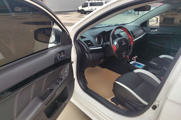 Used Mitsubishi Lancer EX 2016 1.8L CVT Black-and-White Retro Edition Driver Seat
