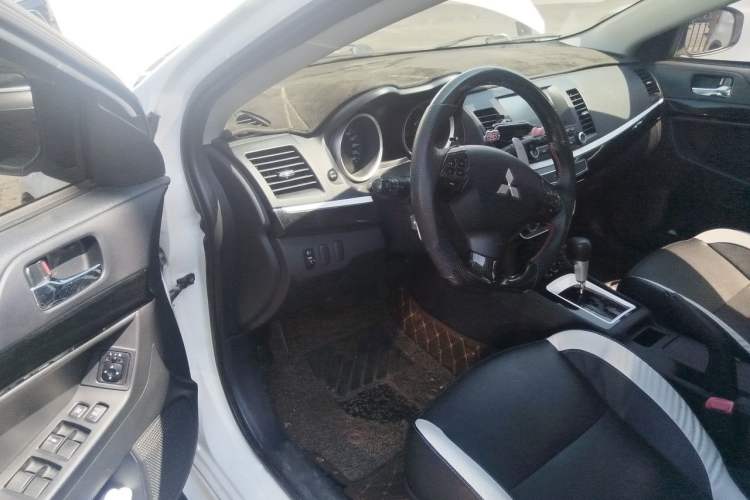 Used Mitsubishi Lancer EX 2016 1.8L CVT Black-and-White Retro Edition Driver Seat