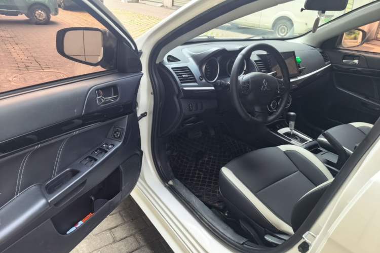 Used Mitsubishi Lancer EX 2016 1.8L CVT Black-and-White Retro Edition Driver Seat
