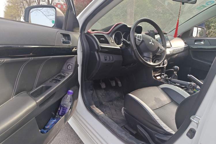 Used Mitsubishi Lancer EX 2016 1.8L Manual Black-and-White Retro Edition Driver Seat