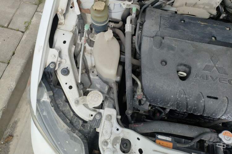 Used Mitsubishi Lancer EX 2016 1.8L CVT Black-and-White Retro Edition Engine Bay Right