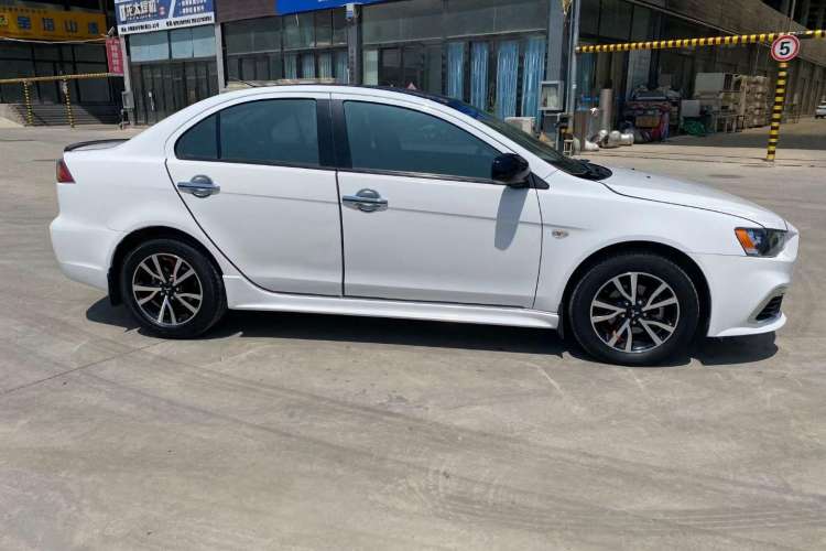 Used Mitsubishi Lancer EX 2016 1.8L CVT Black-and-White Retro Edition Exterior 3