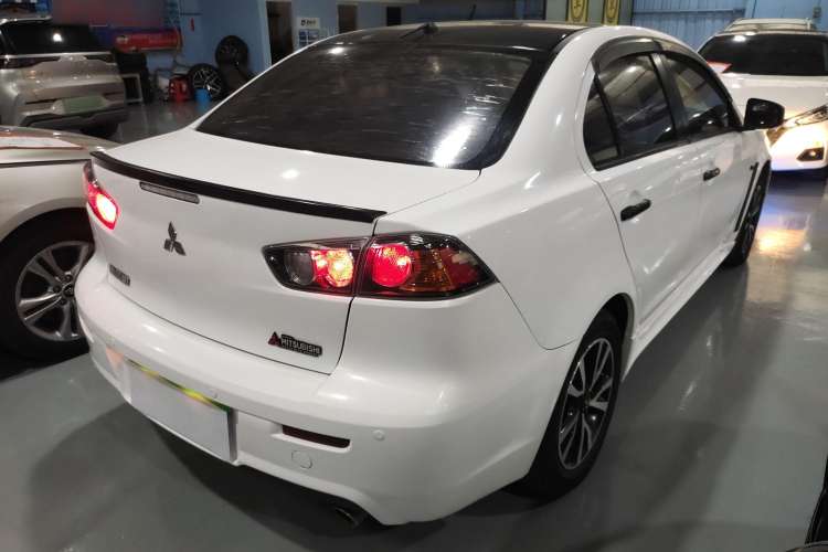 Used Mitsubishi Lancer EX 2016 1.8L CVT Black-and-White Retro Edition Exterior 5