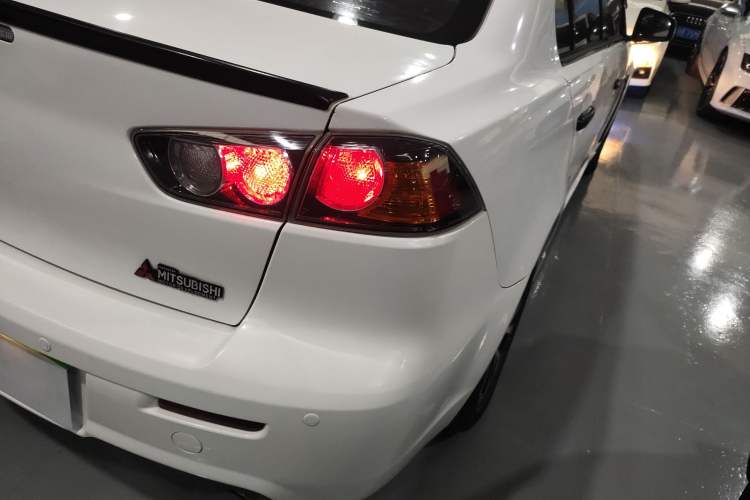 Used Mitsubishi Lancer EX 2016 1.8L CVT Black-and-White Retro Edition Exterior 6