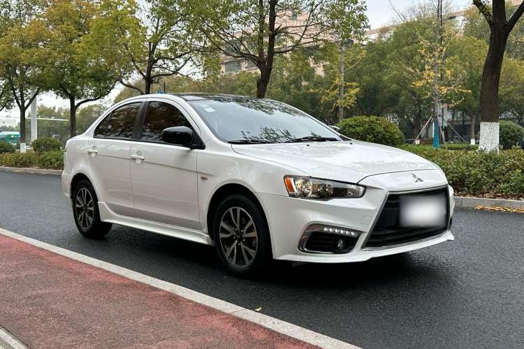 Used Mitsubishi Lancer EX 2016 1.8L CVT Black-and-White Retro Edition Front Right 45 Deg