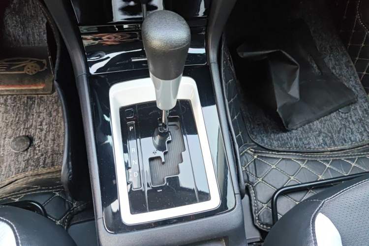 Used Mitsubishi Lancer EX 2016 1.8L CVT Black-and-White Retro Edition Gear Lever