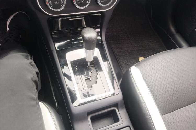 Used Mitsubishi Lancer EX 2016 1.8L CVT Black-and-White Retro Edition Gear Lever