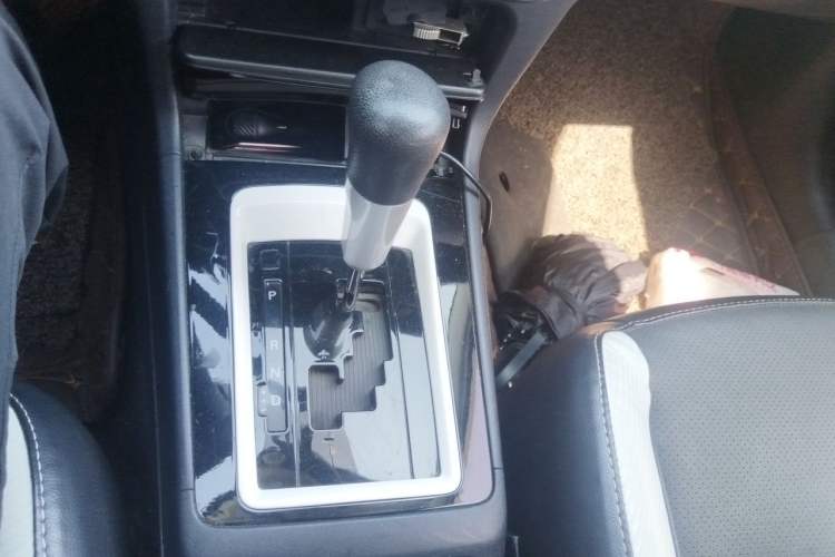 Used Mitsubishi Lancer EX 2016 1.8L CVT Black-and-White Retro Edition Gear Lever