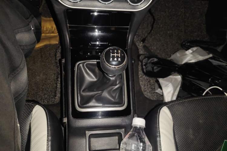 Used Mitsubishi Lancer EX 2016 1.8L Manual Black-and-White Retro Edition Gear Lever