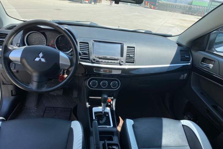 Used Mitsubishi Lancer EX 2016 1.8L CVT Black-and-White Retro Edition Interior 1