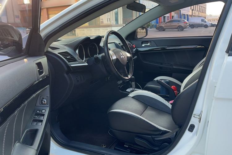 Used Mitsubishi Lancer EX 2016 1.8L CVT Black-and-White Retro Edition Interior 2