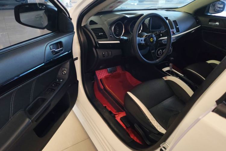 Used Mitsubishi Lancer EX 2016 1.8L CVT Black-and-White Retro Edition Interior 2