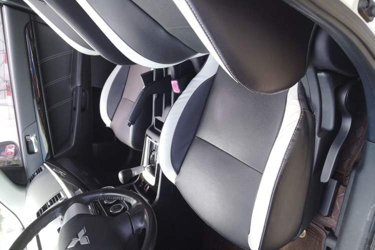 Used Mitsubishi Lancer EX 2016 1.8L CVT Black-and-White Retro Edition Interior 2