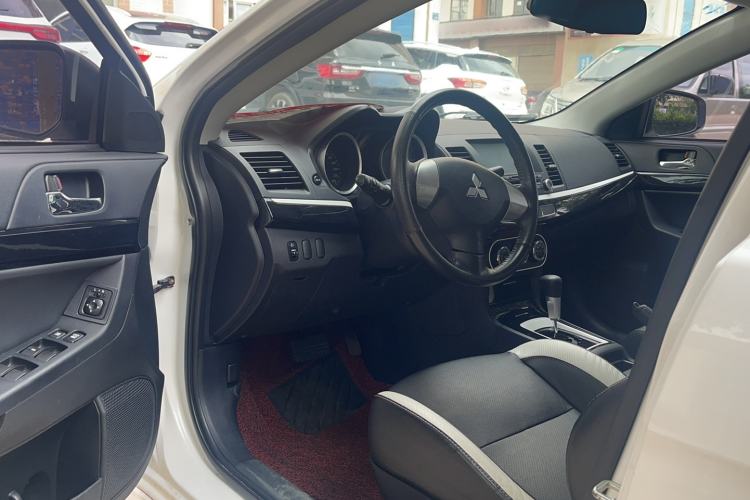 Used Mitsubishi Lancer EX 2016 1.8L CVT Black-and-White Retro Edition Interior 2