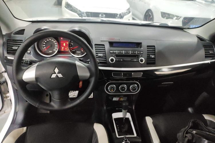 Used Mitsubishi Lancer EX 2016 1.8L CVT Black-and-White Retro Edition Interior 2