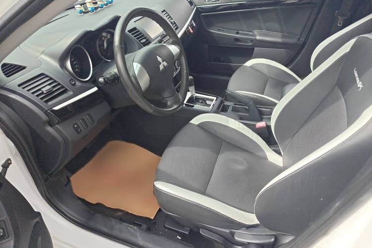 Used Mitsubishi Lancer EX 2016 1.8L CVT Black-and-White Retro Edition Interior 2
