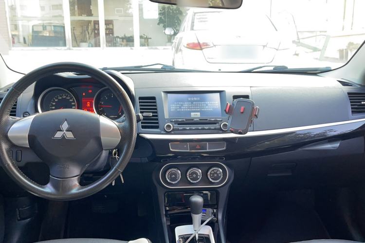 Used Mitsubishi Lancer EX 2016 1.8L CVT Black-and-White Retro Edition Interior 3