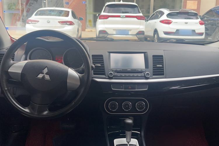 Used Mitsubishi Lancer EX 2016 1.8L CVT Black-and-White Retro Edition Interior 3