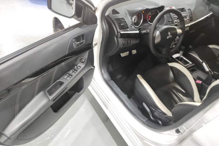 Used Mitsubishi Lancer EX 2016 1.8L CVT Black-and-White Retro Edition Interior 3