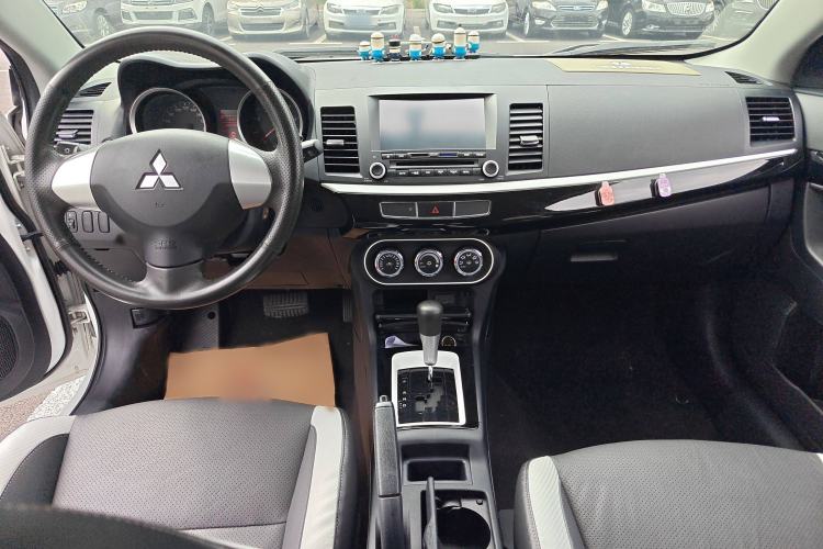 Used Mitsubishi Lancer EX 2016 1.8L CVT Black-and-White Retro Edition Interior 3