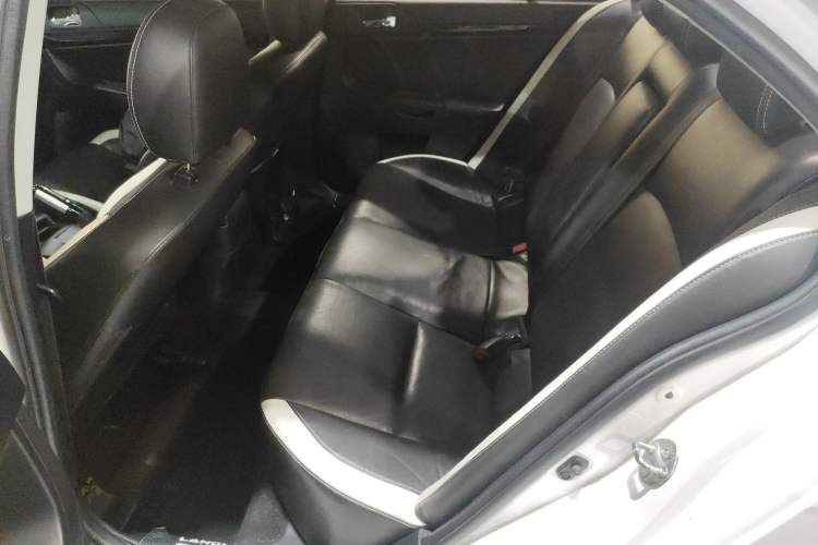 Used Mitsubishi Lancer EX 2016 1.8L CVT Black-and-White Retro Edition Interior 4