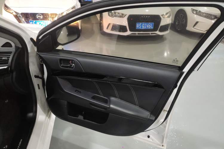 Used Mitsubishi Lancer EX 2016 1.8L CVT Black-and-White Retro Edition Interior 5