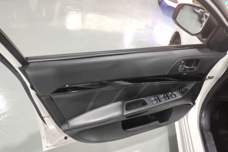 Used Mitsubishi Lancer EX 2016 1.8L CVT Black-and-White Retro Edition Interior 7