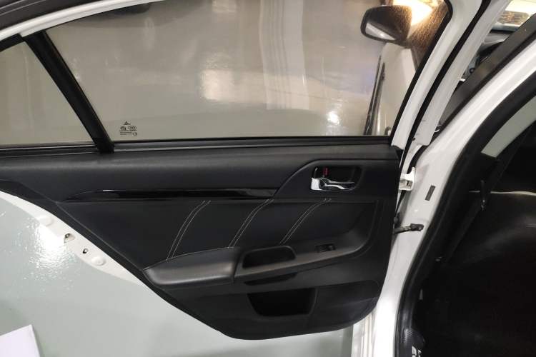 Used Mitsubishi Lancer EX 2016 1.8L CVT Black-and-White Retro Edition Interior 8