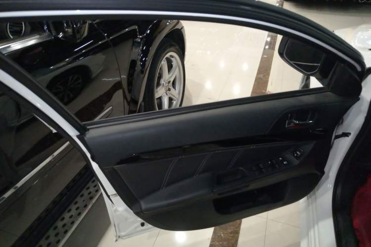 Used Mitsubishi Lancer EX 2016 1.8L CVT Black-and-White Retro Edition Left Front Door Interior