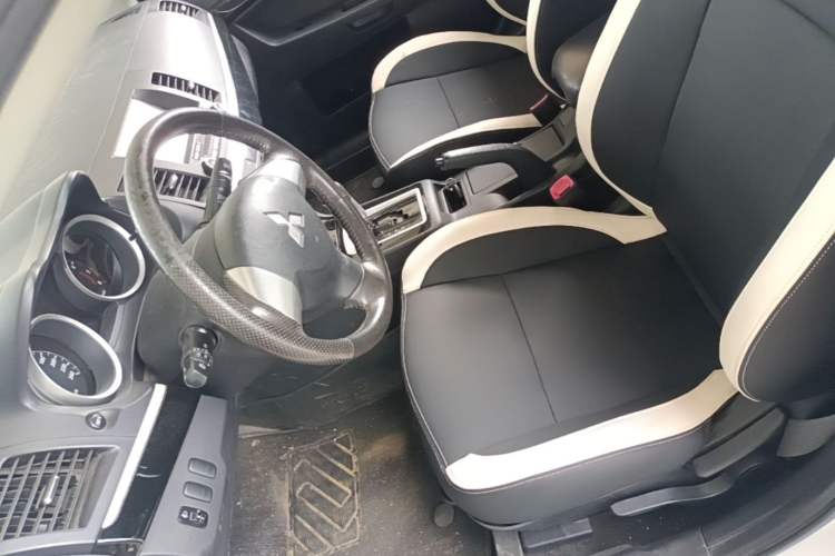 Used Mitsubishi Lancer EX 2016 1.8L CVT Black-and-White Retro Edition Left Front Seat