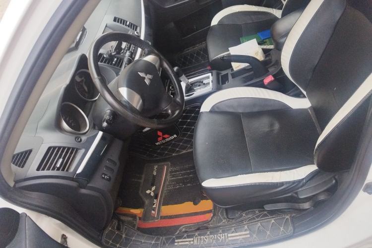 Used Mitsubishi Lancer EX 2016 1.8L CVT Black-and-White Retro Edition Left Front Seat