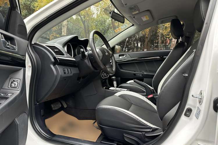 Used Mitsubishi Lancer EX 2016 1.8L CVT Black-and-White Retro Edition Left Front Seat